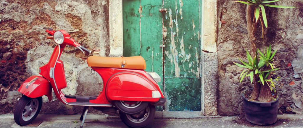 rote Vespa vor dem Haus